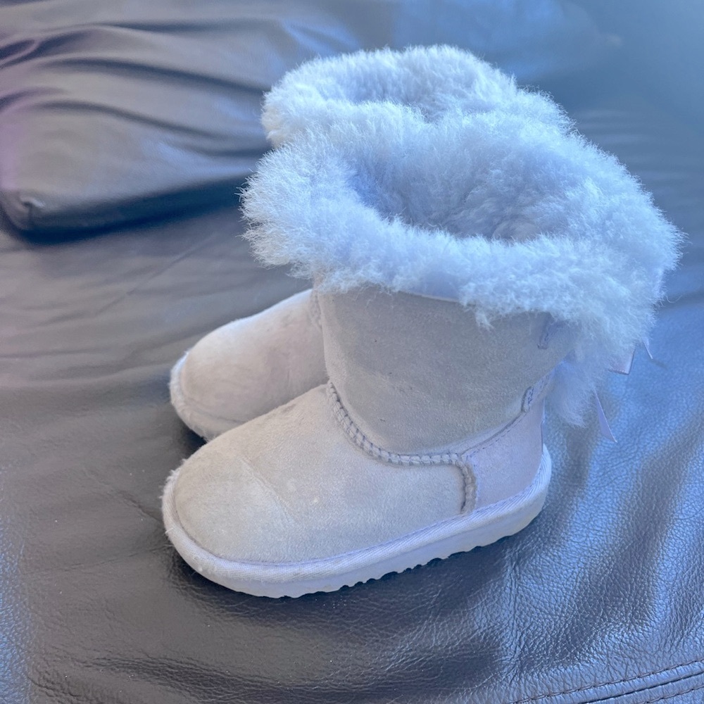 UGG boots. Baby girl. Bailey Bow II Boot. Size 7. Lilac Color.